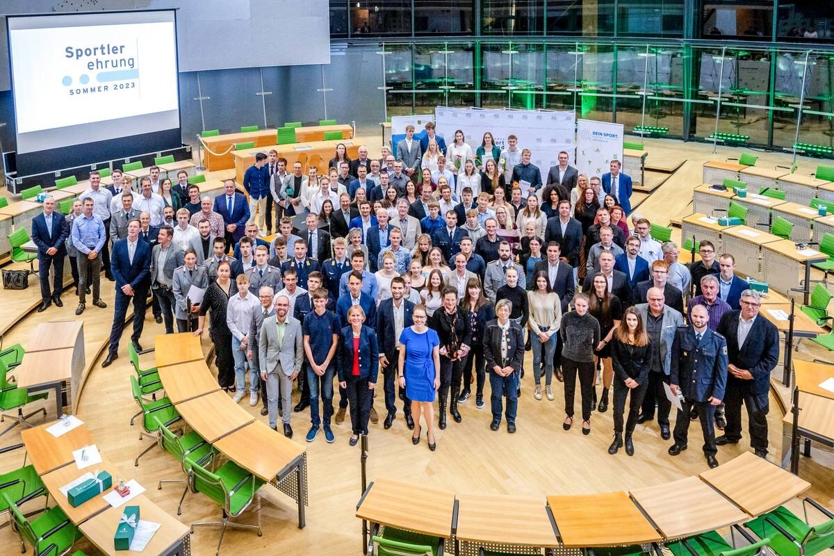 Gruppenbild im sächsischen Landtag mit allen Geehrten des Abends