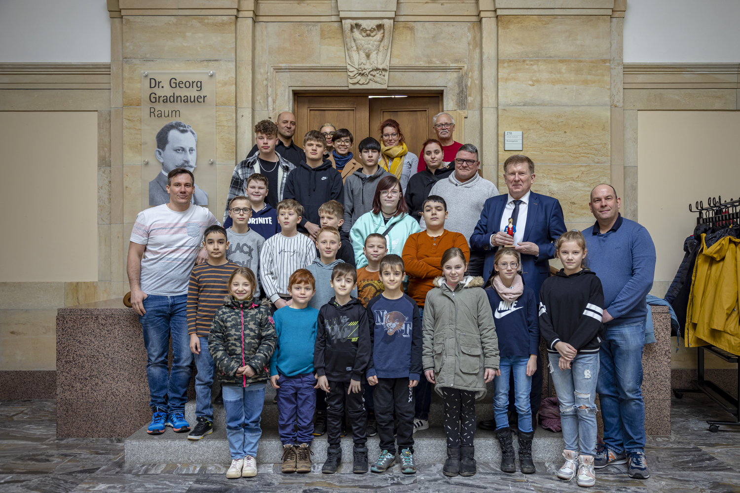 Gruppenfoto Ringernachwuchs mit Staatssekretär Dr. Frank Pfeil